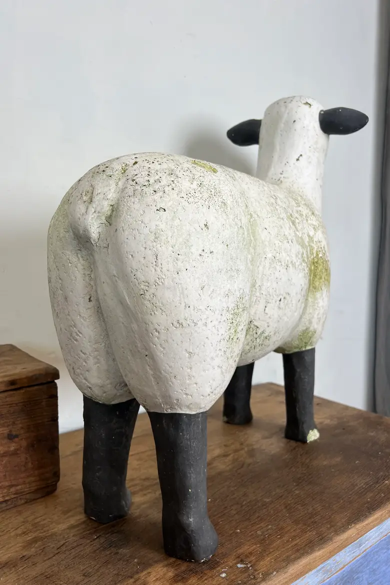 Ancien mouton en résine