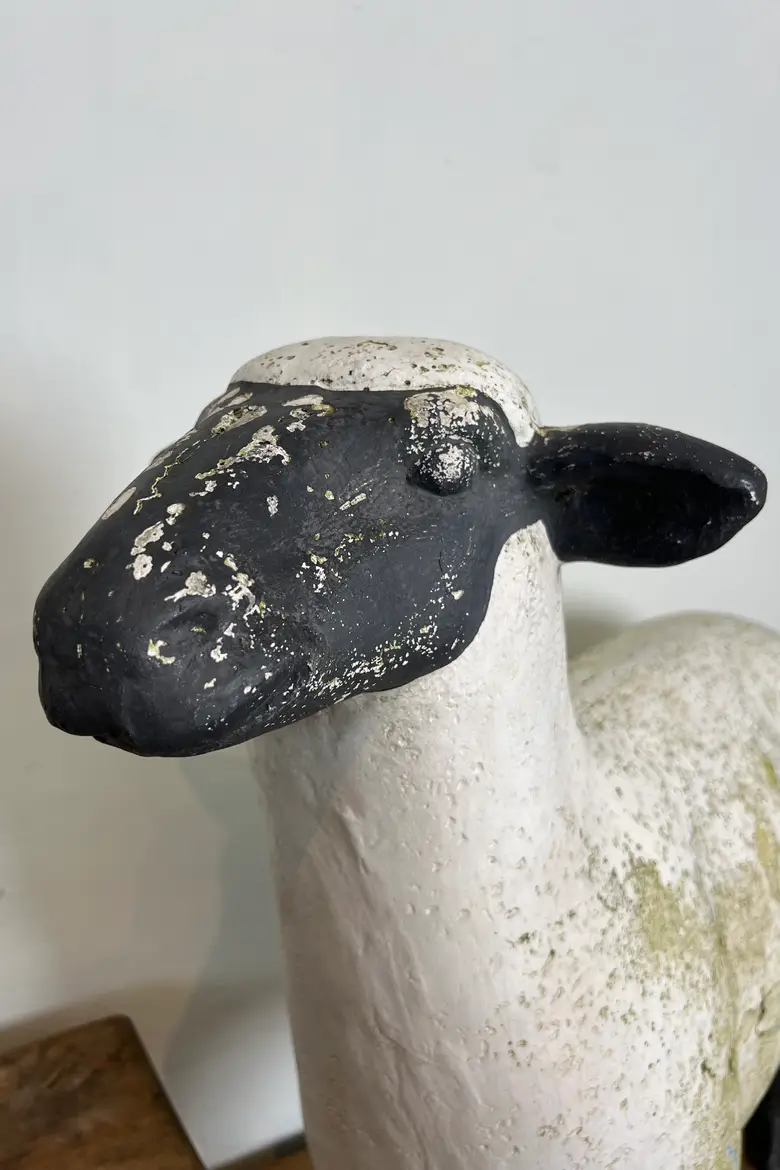 Ancien mouton en résine