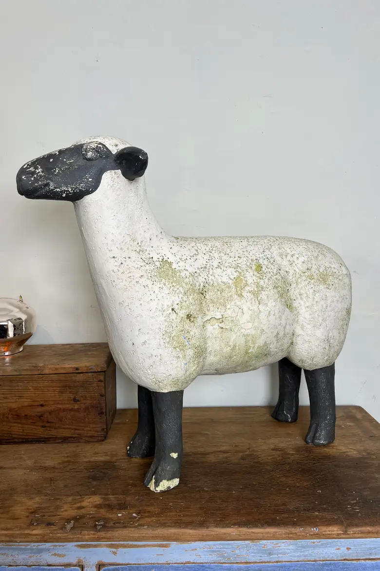 Ancien mouton en résine