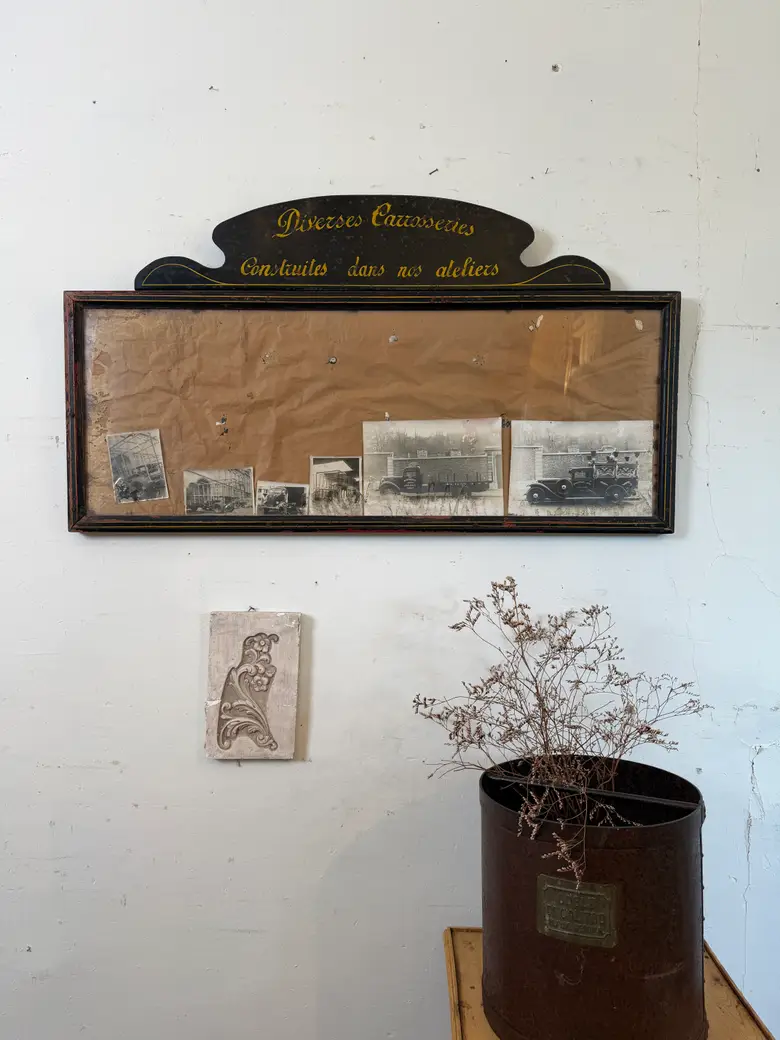 Ancien panneau d’affichage de carrossier