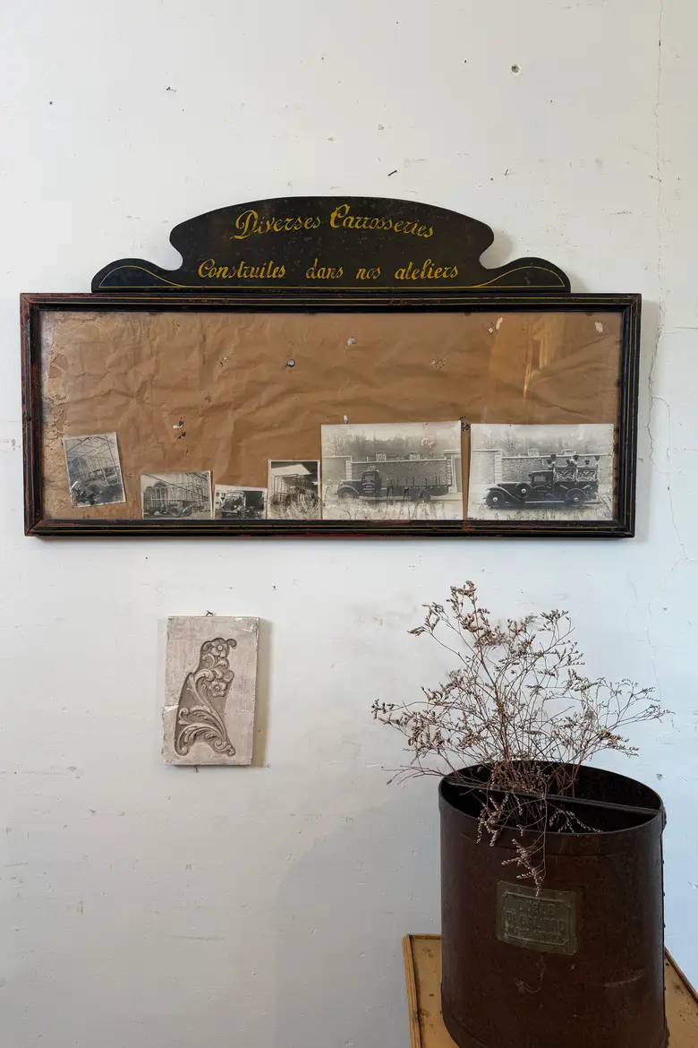 Ancien panneau d’affichage de carrossier