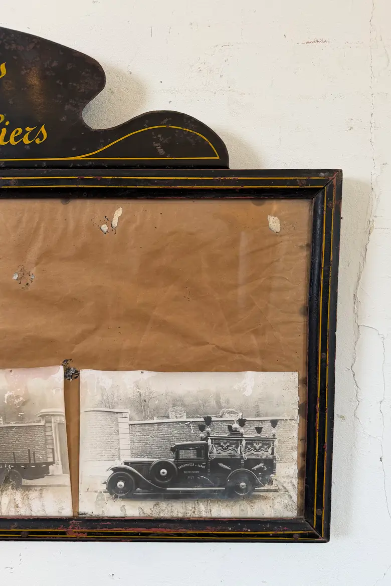 Ancien panneau d’affichage de carrossier
