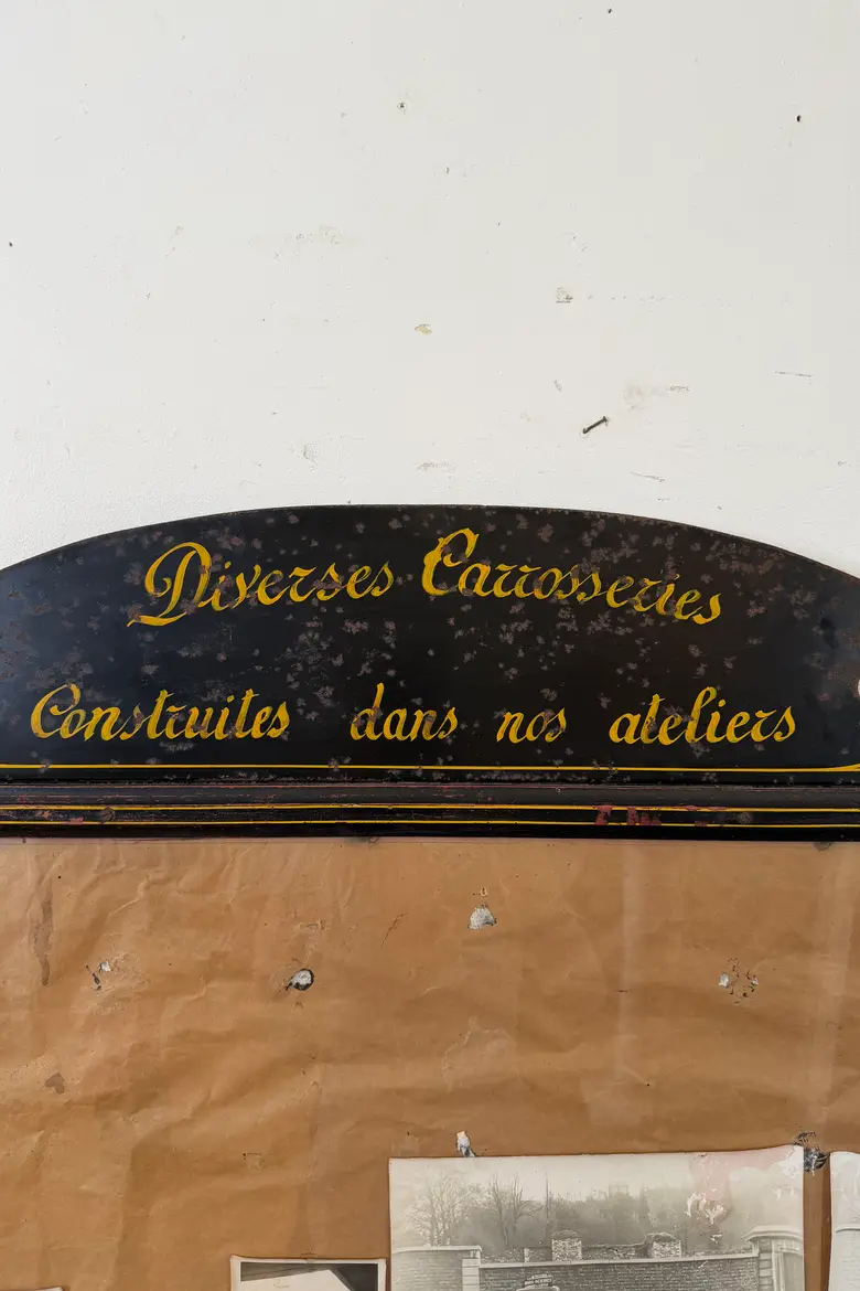 Ancien panneau d’affichage de carrossier