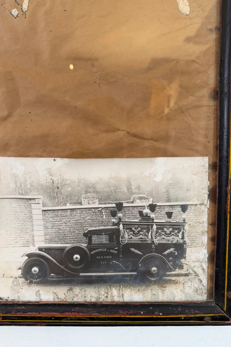 Ancien panneau d’affichage de carrossier
