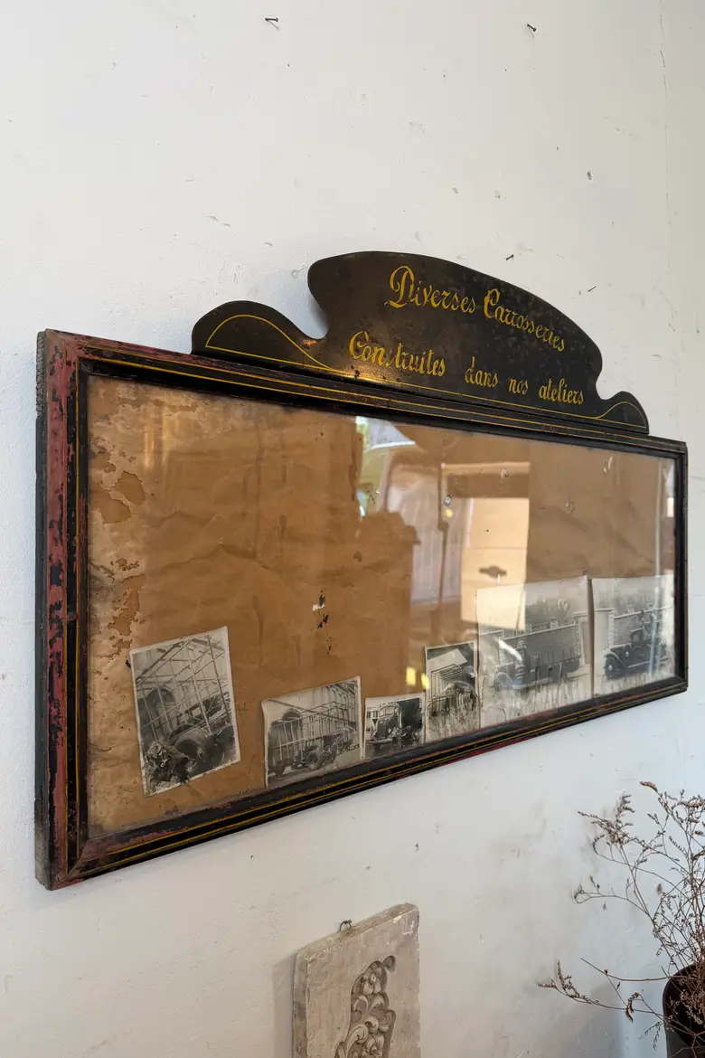 Ancien panneau d’affichage de carrossier