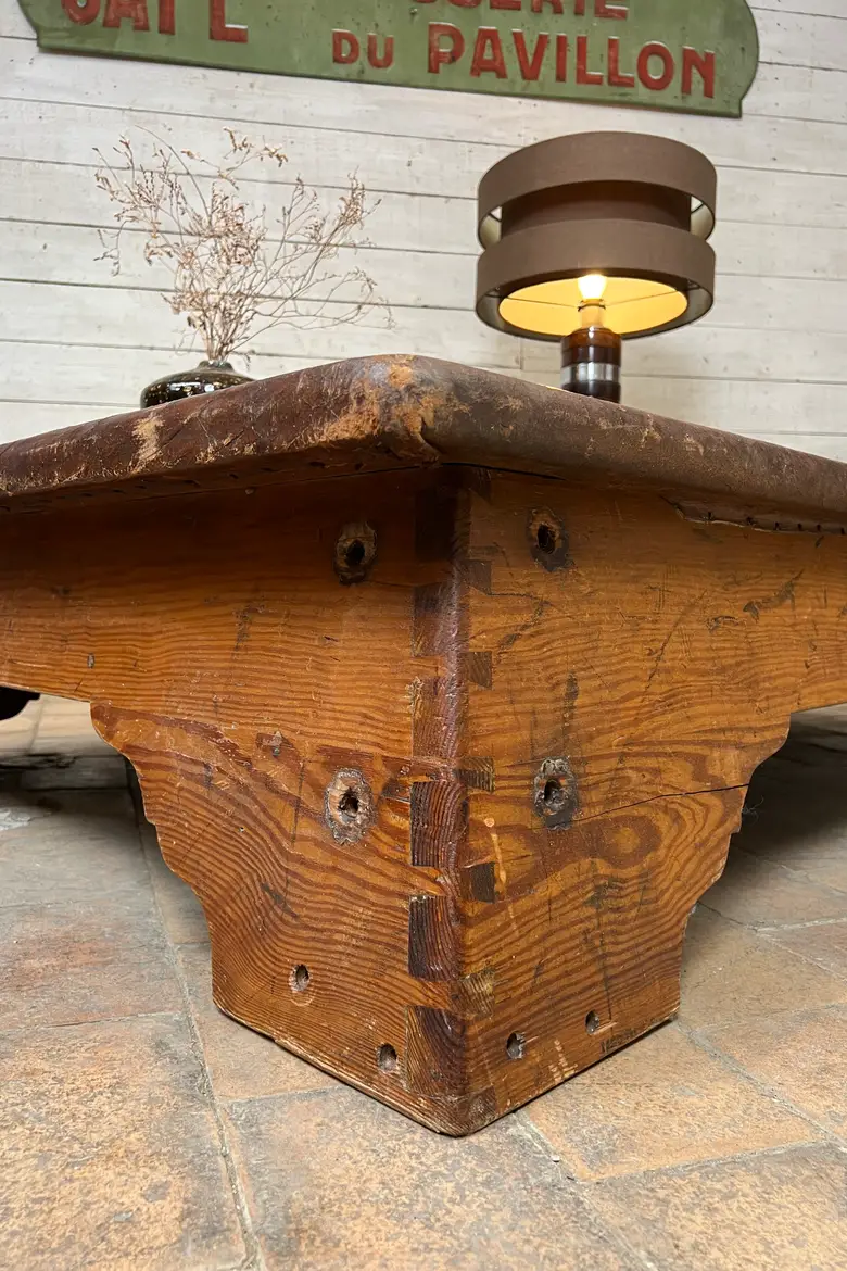 Ancien plinth de gym en cuir – Années 50 – Transformé en table basse