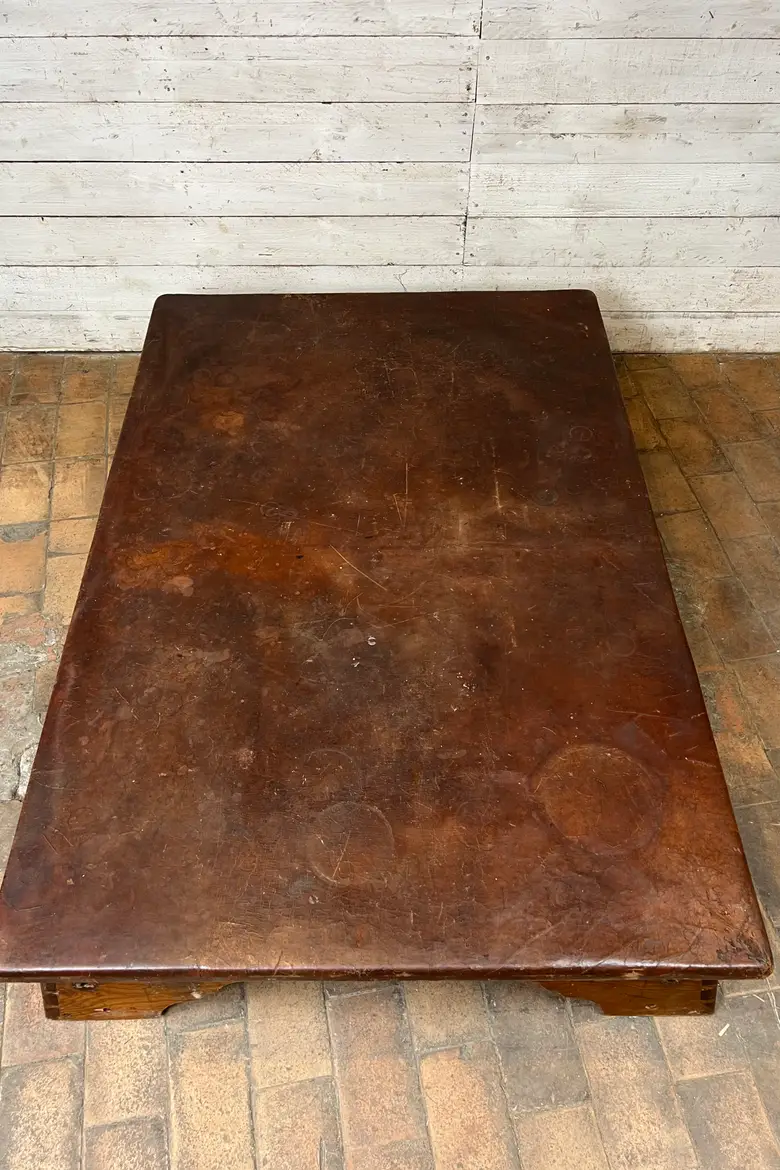 Ancien plinth de gym en cuir – Années 50 – Transformé en table basse