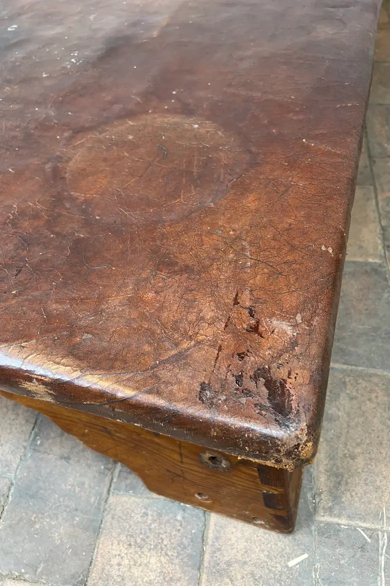 Ancien plinth de gym en cuir – Années 50 – Transformé en table basse