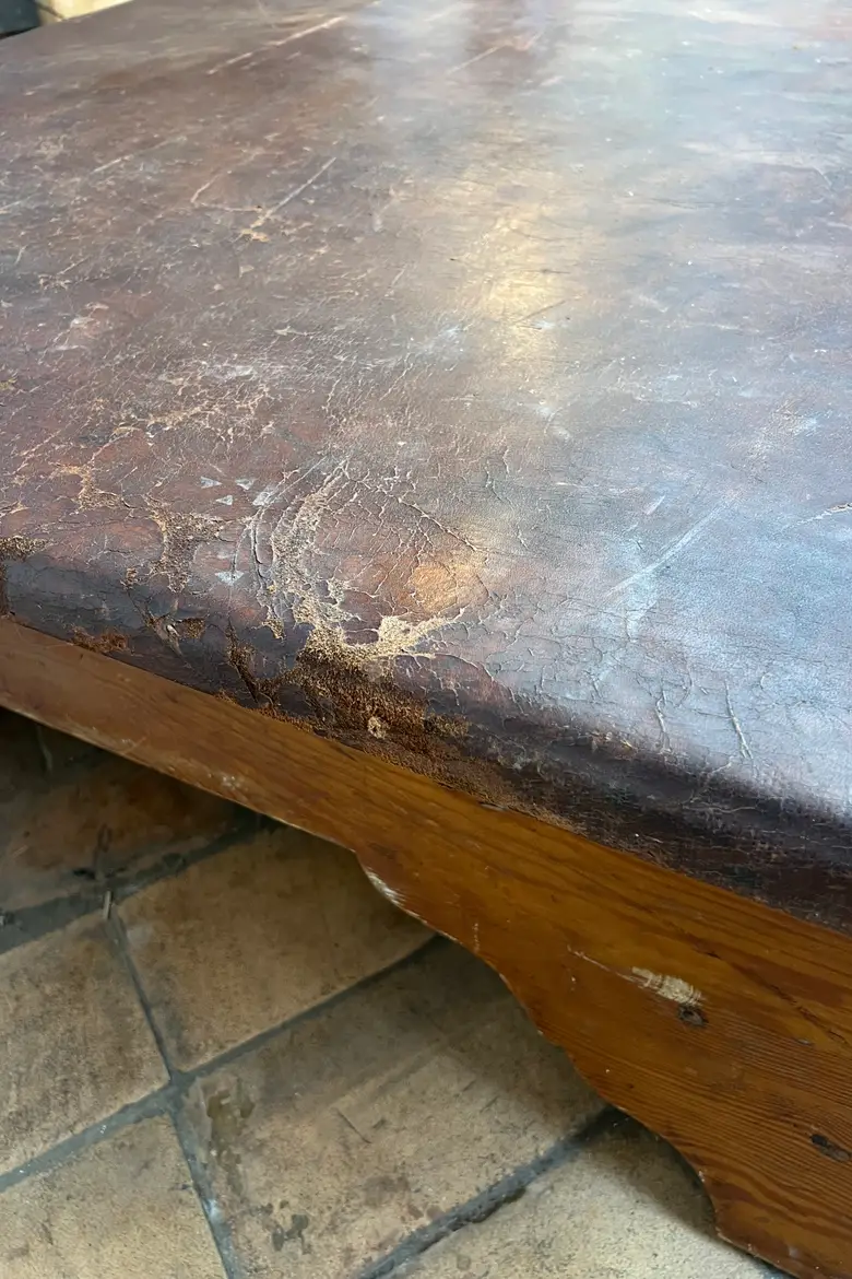 Ancien plinth de gym en cuir – Années 50 – Transformé en table basse