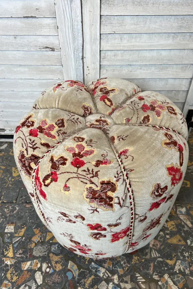 Ancien pouf fleuri