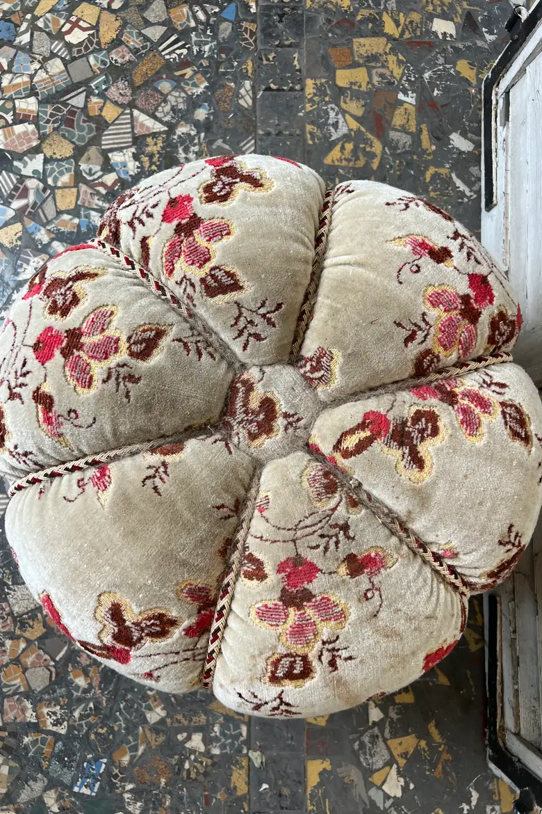 Ancien pouf fleuri