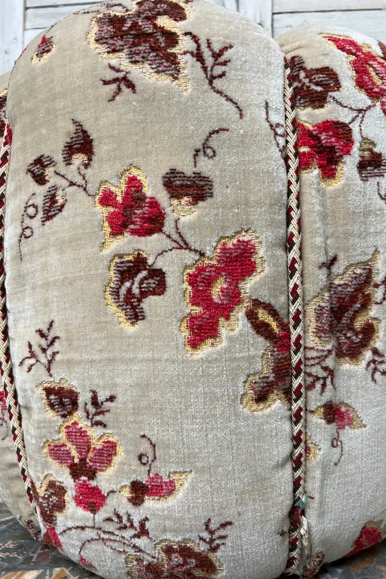 Ancien pouf fleuri