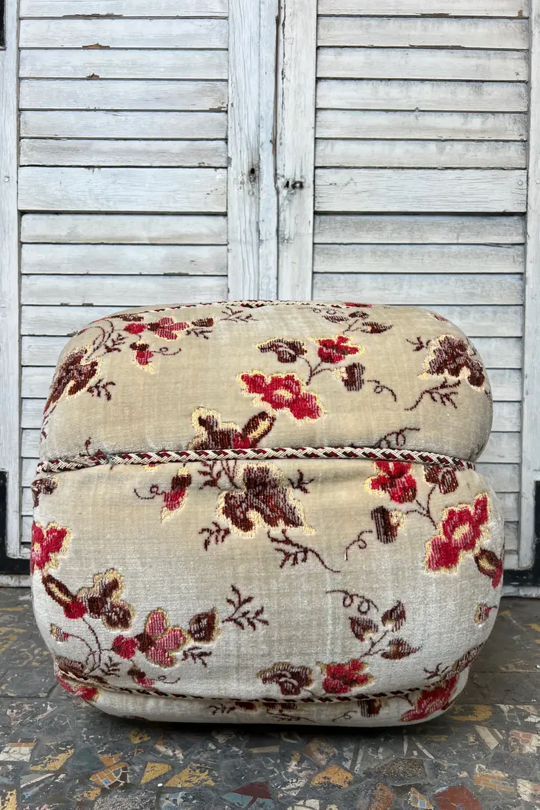 Ancien pouf fleuri