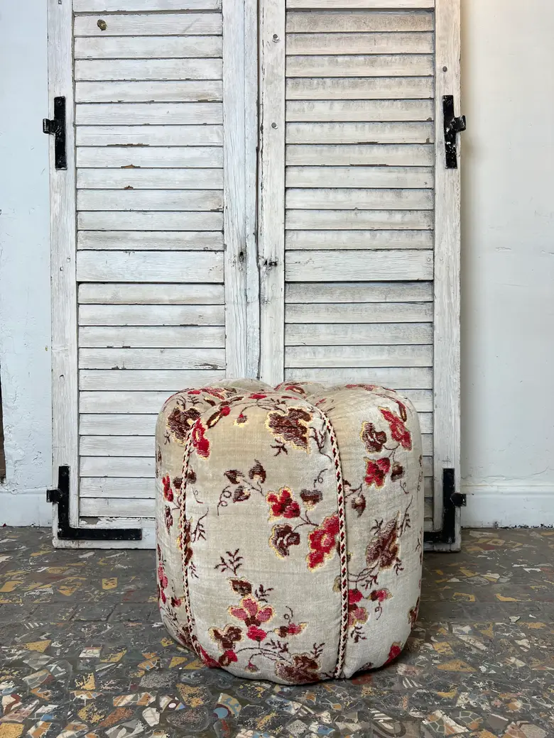 Ancien pouf fleuri