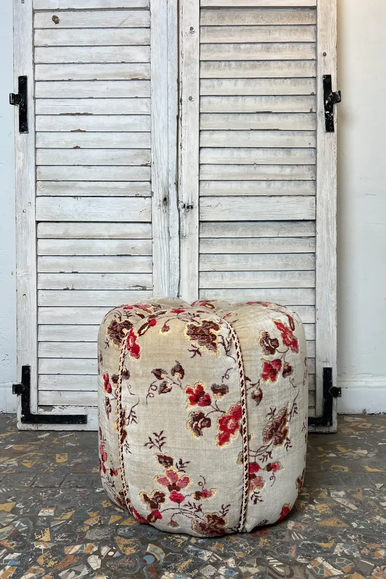 Ancien pouf fleuri