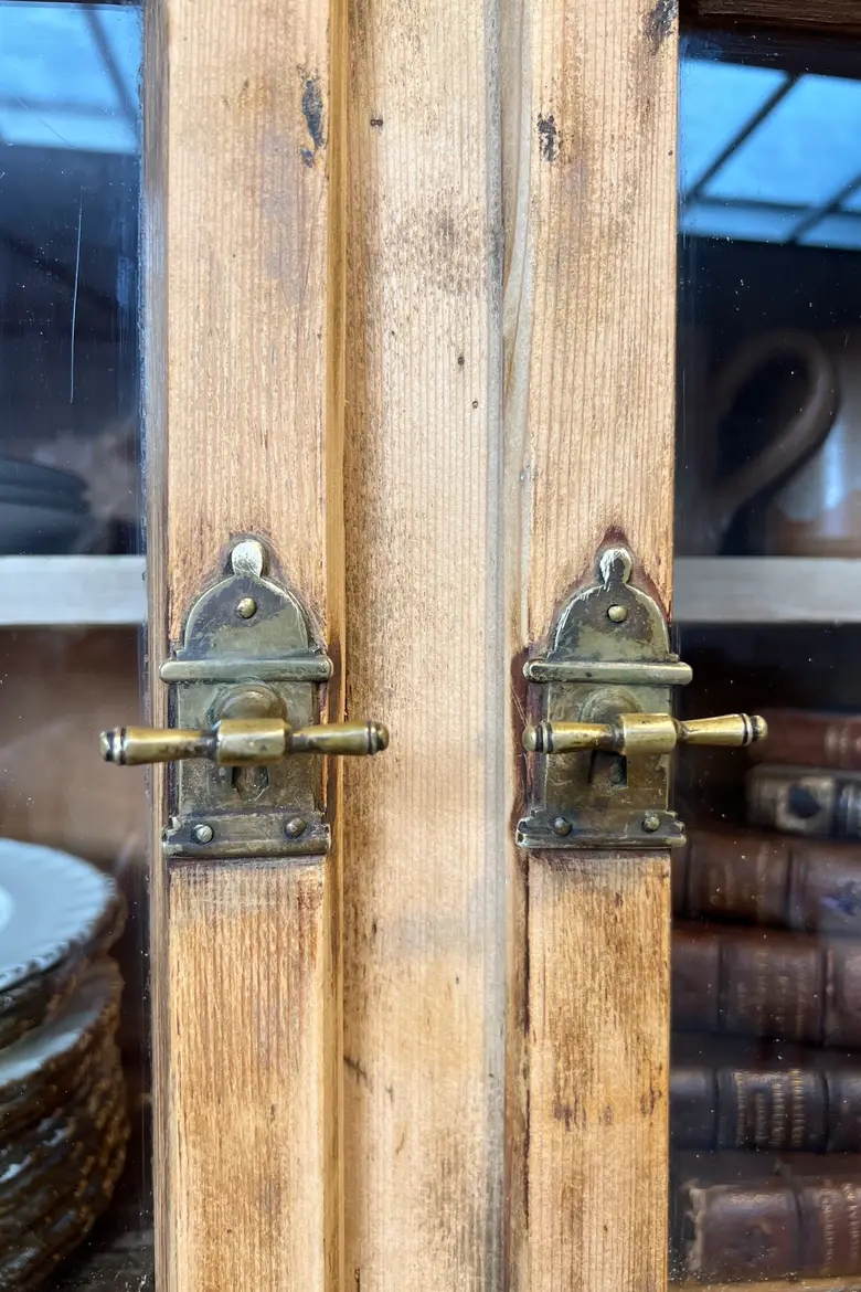 Ancien vaisselier campagnard en sapin – fin XIXe