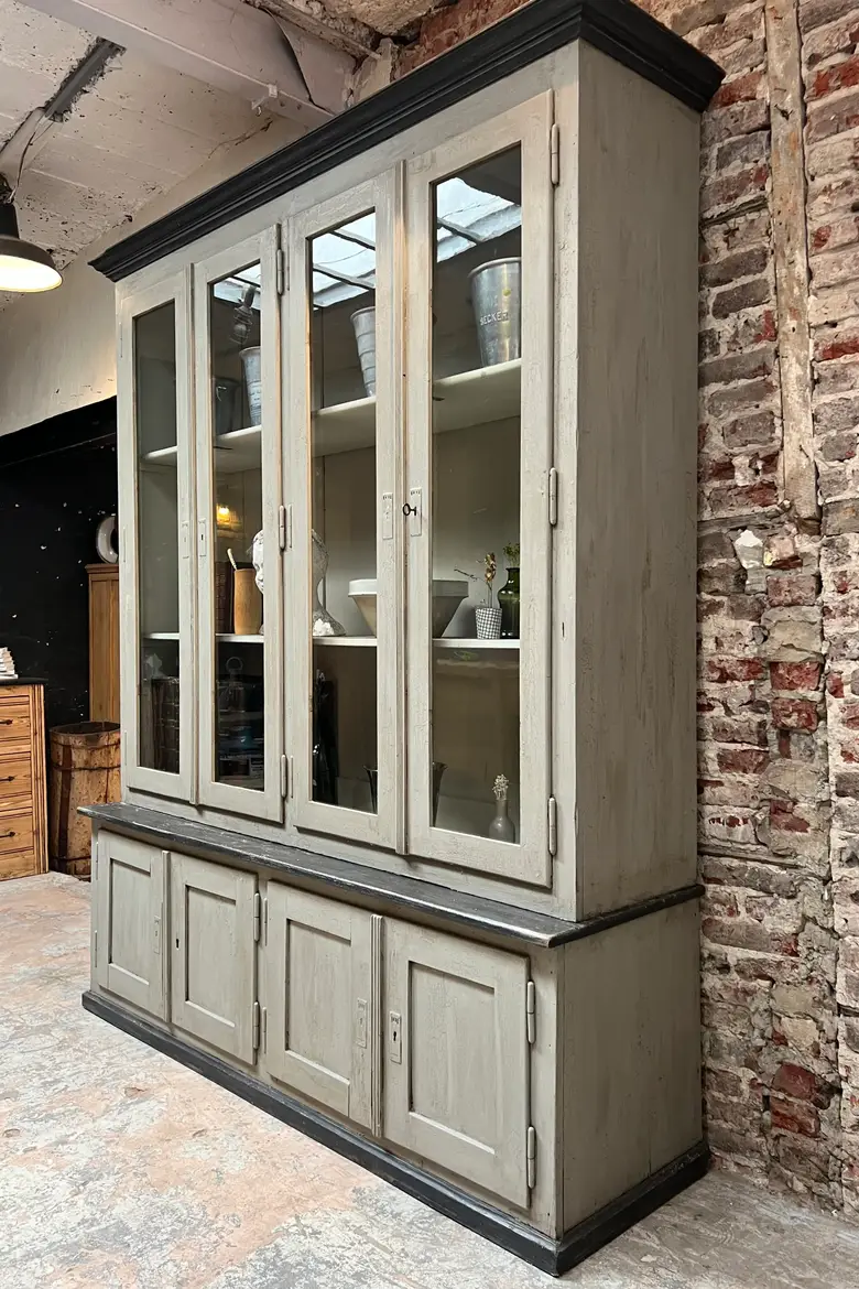Ancien vaisselier en bois patiné gris Début XXème