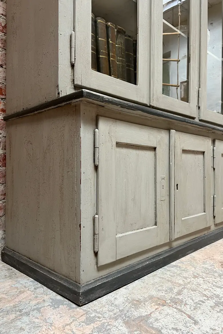 Ancien vaisselier en bois patiné gris Début XXème