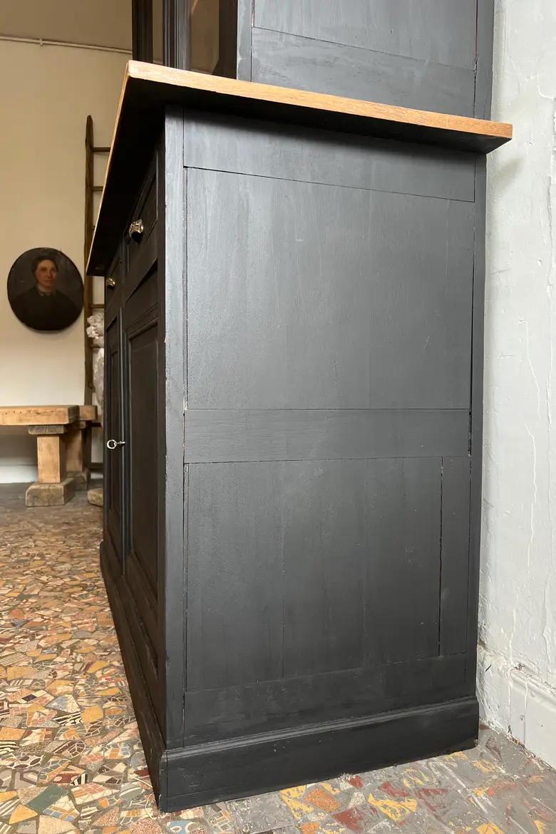 Ancien vaisselier en chêne peint en noir