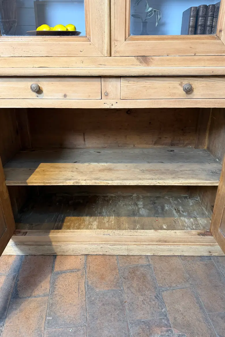 Ancien vaisselier en sapin