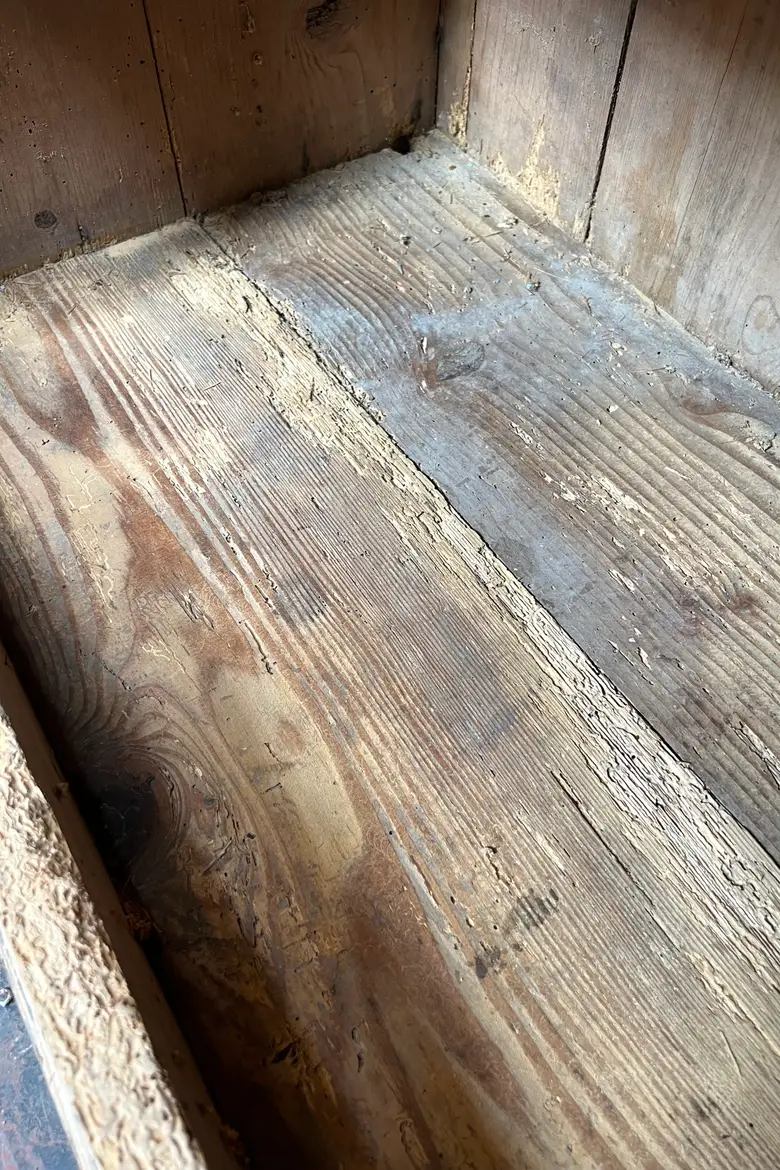 Ancien vaisselier en sapin brut