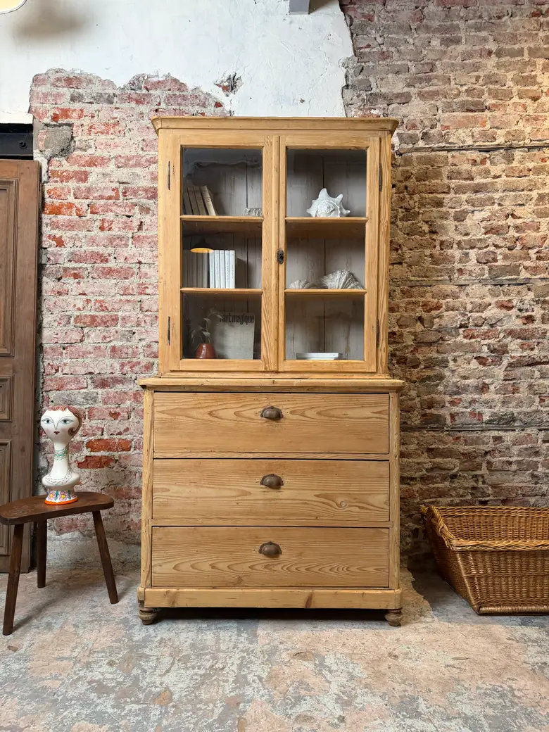 Ancien vaisselier en sapin — Ancien vaisselier en sapin