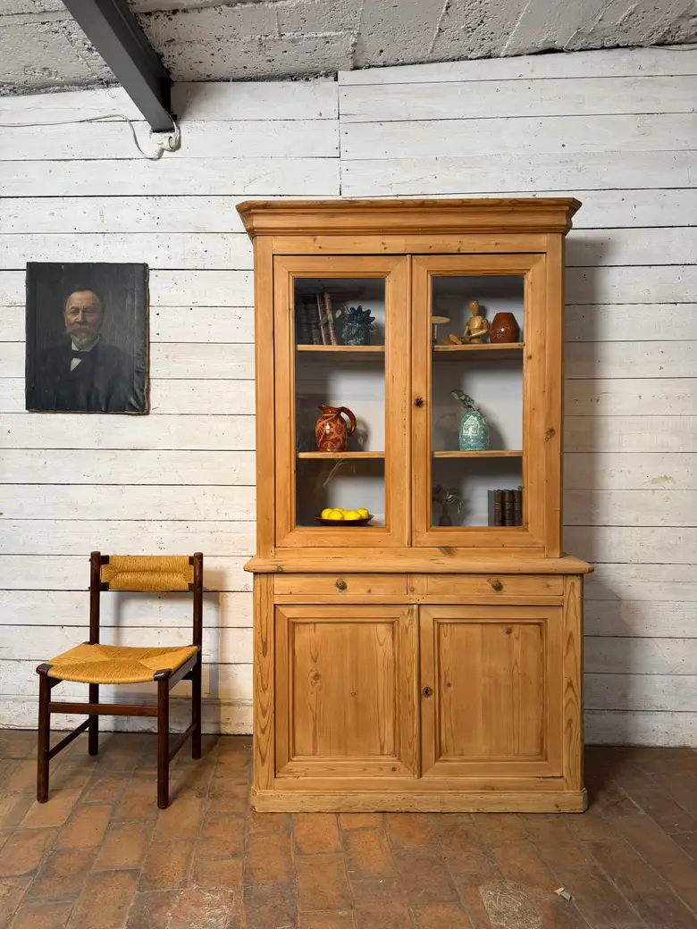 Ancien vaisselier en sapin