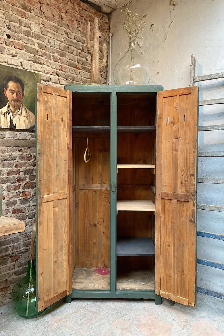 Ancien vestiaire d’atelier en bois Début XXème