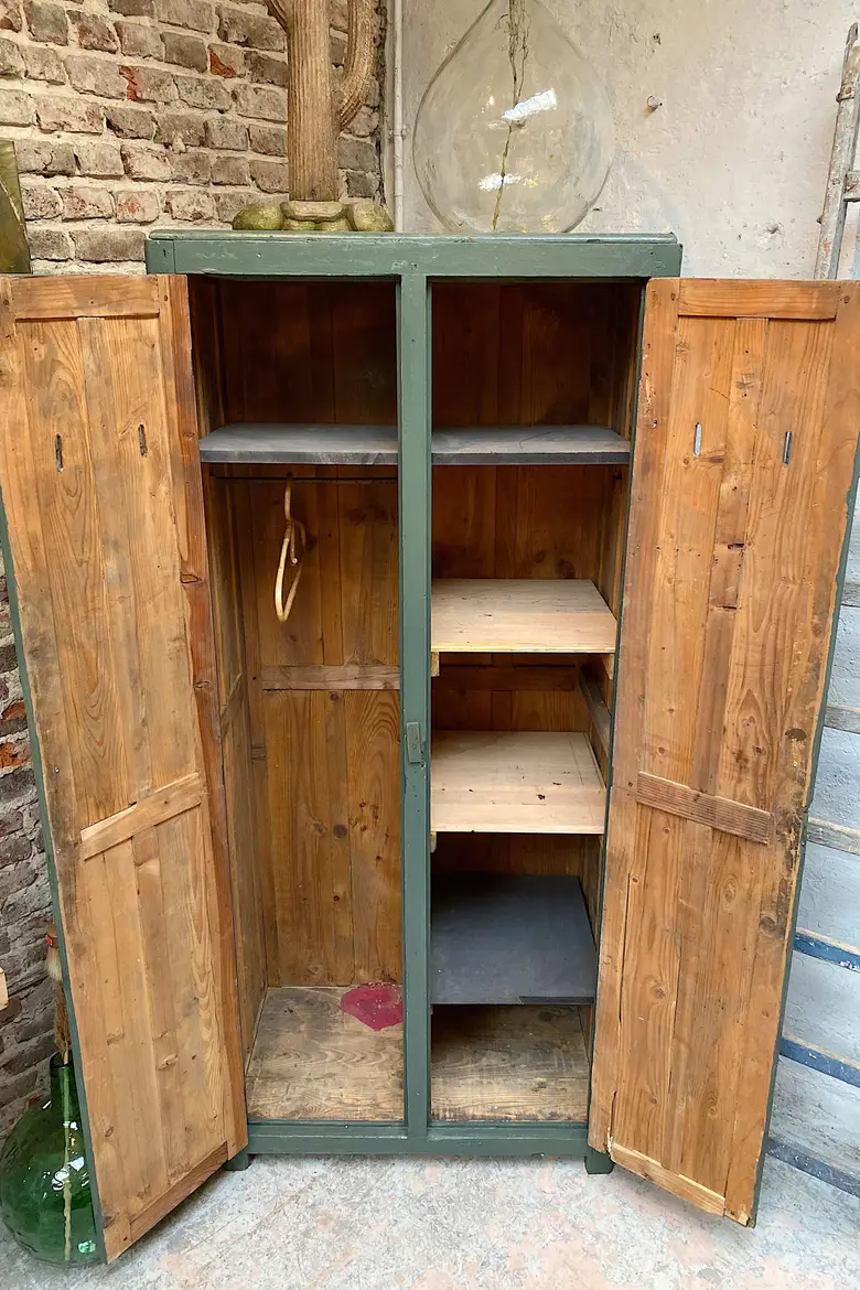 Ancien vestiaire d’atelier en bois Début XXème