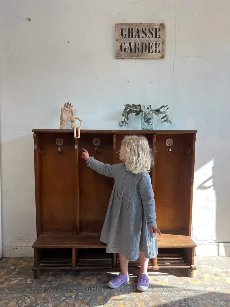 Ancien vestiaire de maternelle – Italie, années 1950