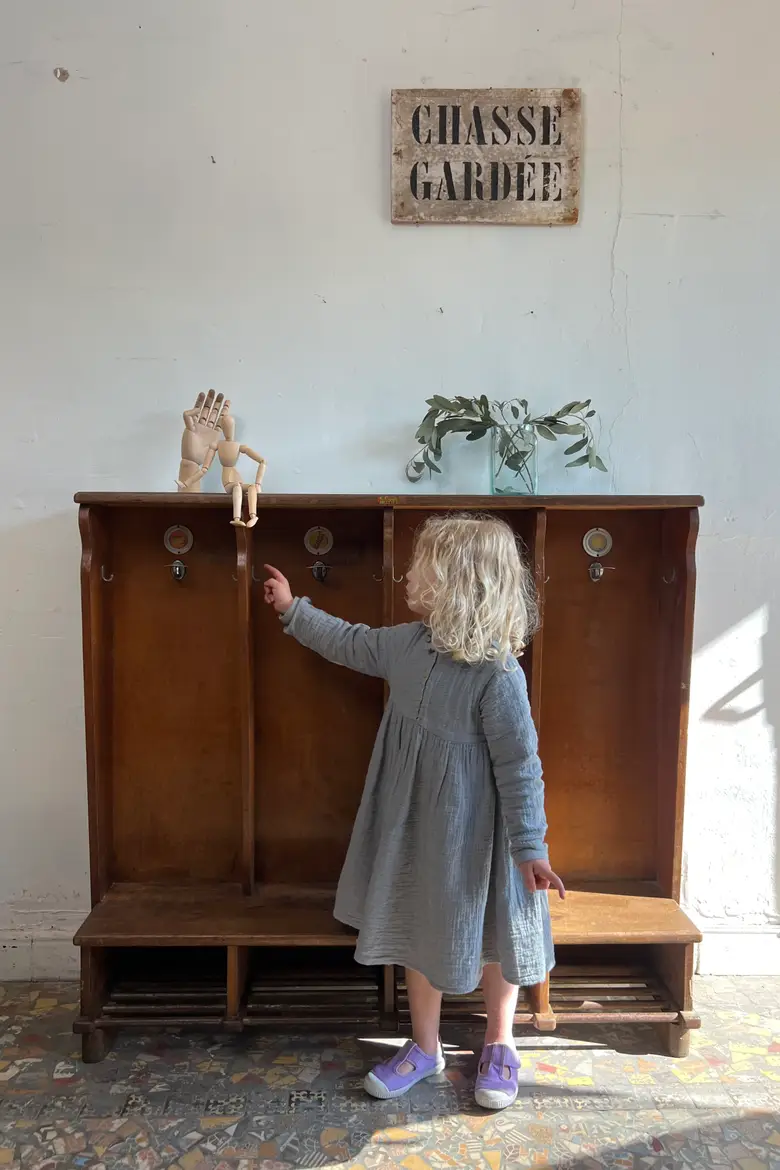 Ancien vestiaire de maternelle – Italie, années 1950