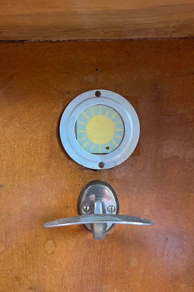 Ancien vestiaire de maternelle – Italie, années 1950