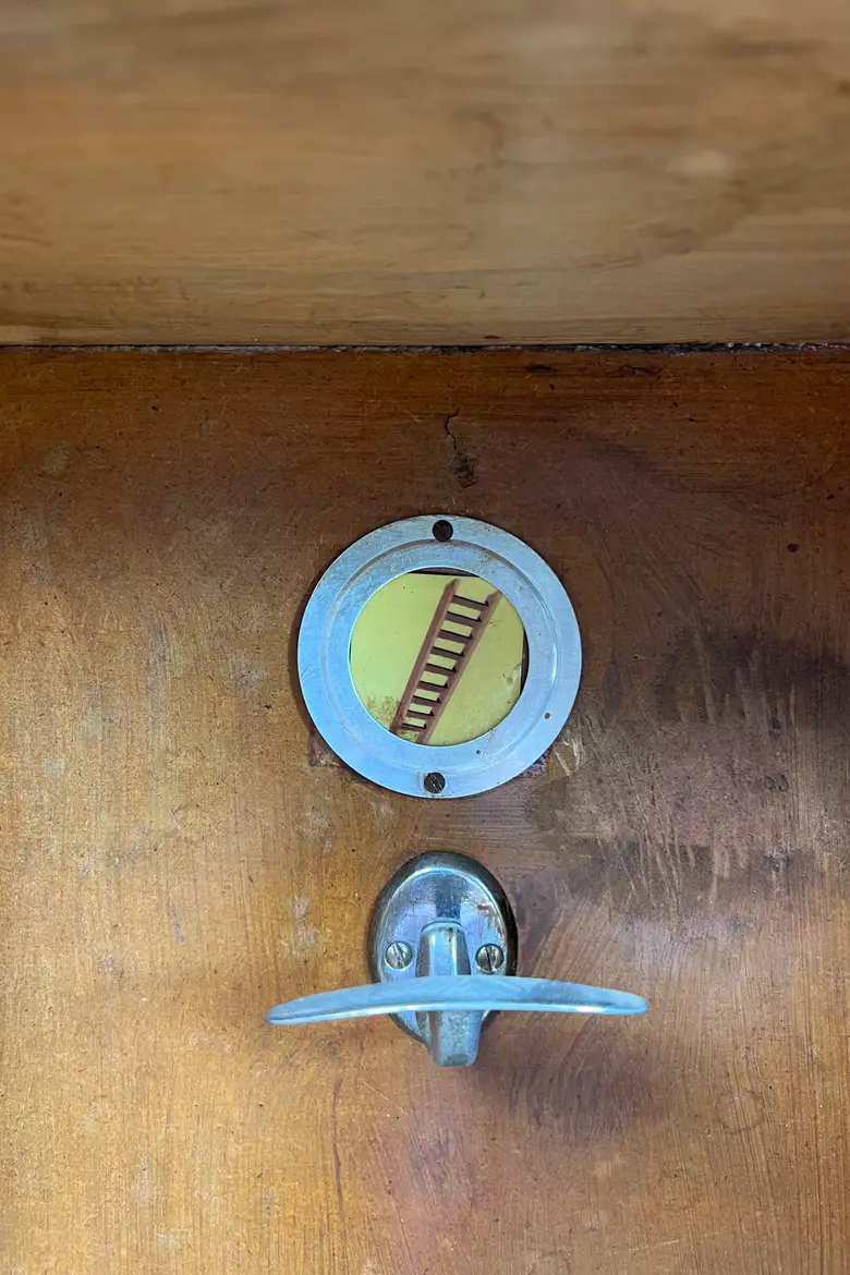 Ancien vestiaire de maternelle – Italie, années 1950