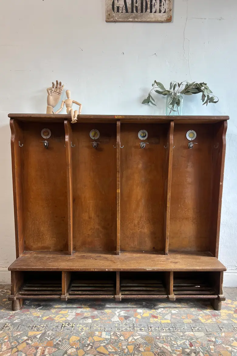 Ancien vestiaire de maternelle – Italie, années 1950