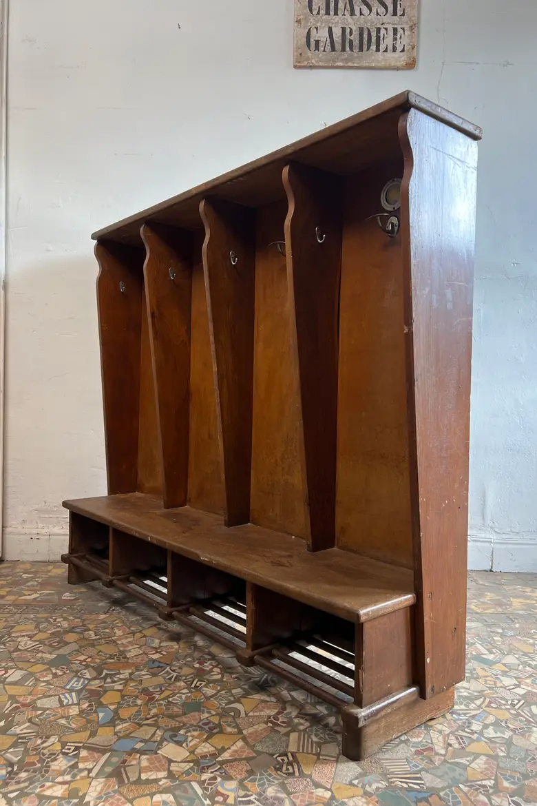 Ancien vestiaire de maternelle – Italie, années 1950