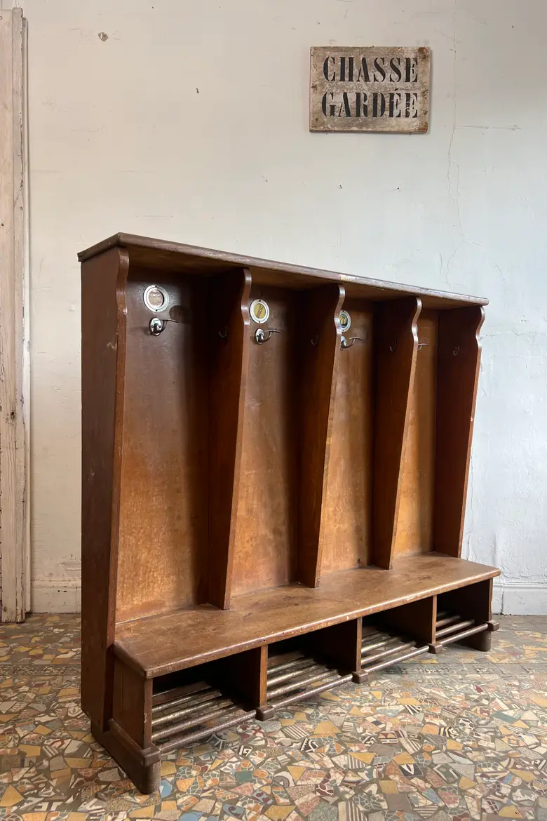 Ancien vestiaire de maternelle – Italie, années 1950