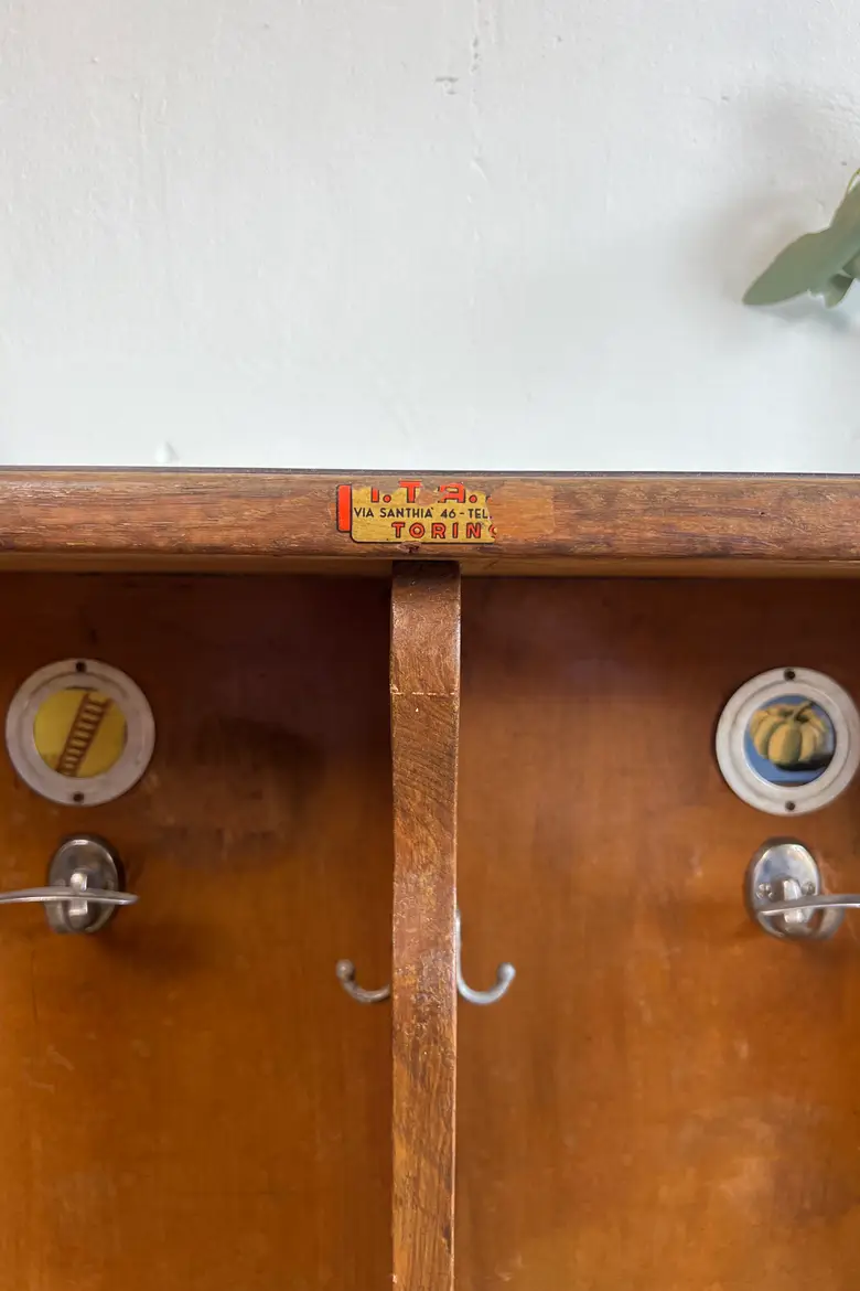 Ancien vestiaire de maternelle – Italie, années 1950
