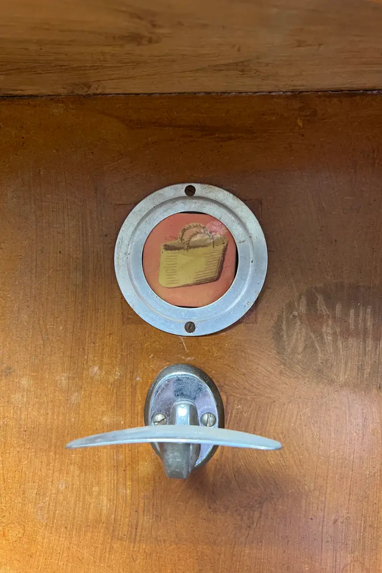 Ancien vestiaire de maternelle – Italie, années 1950