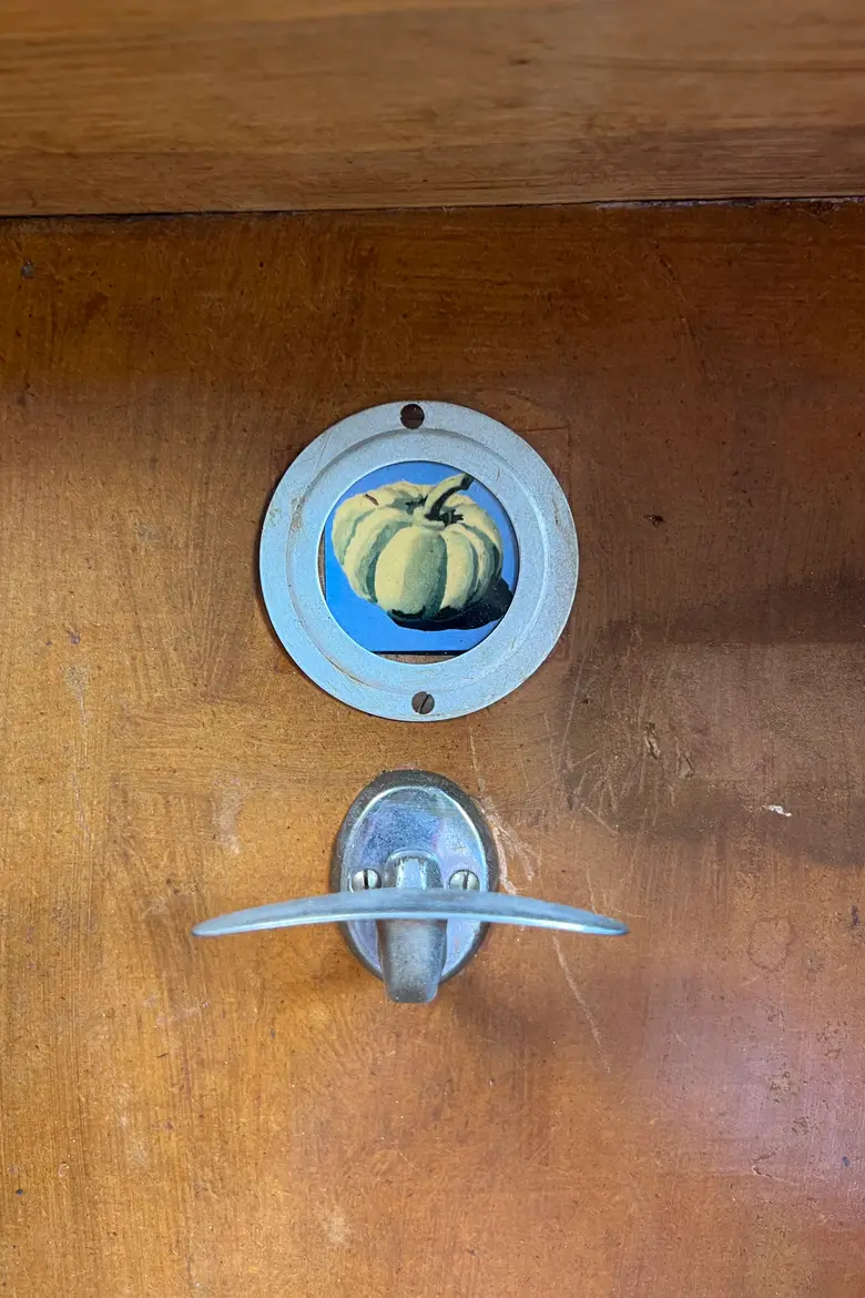 Ancien vestiaire de maternelle – Italie, années 1950