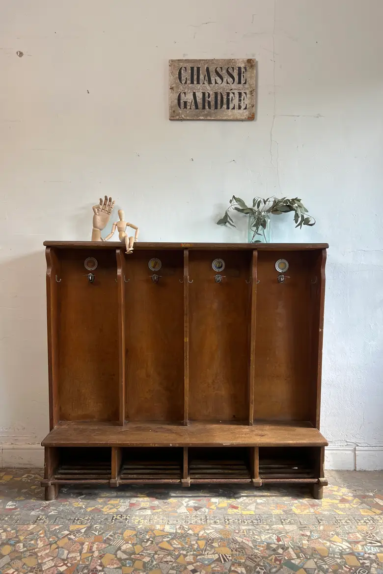 Ancien vestiaire de maternelle – Italie, années 1950