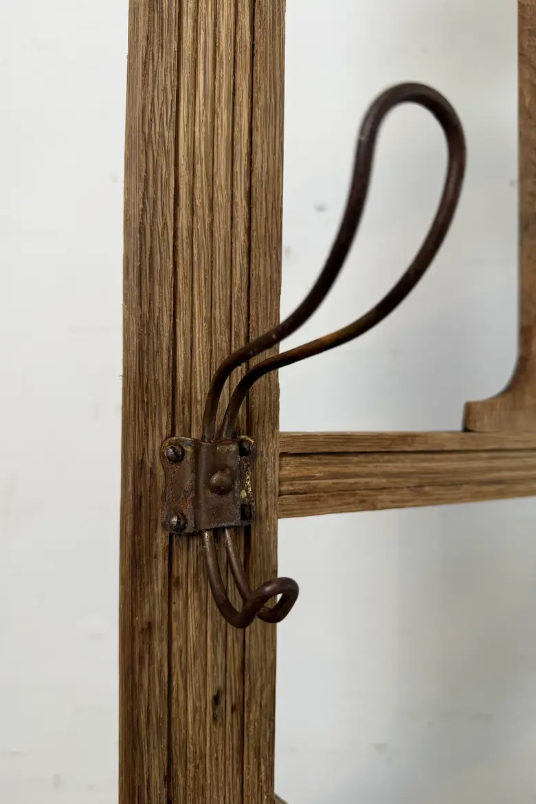 Ancien vestiaire d’entrée en chêne – début XXe