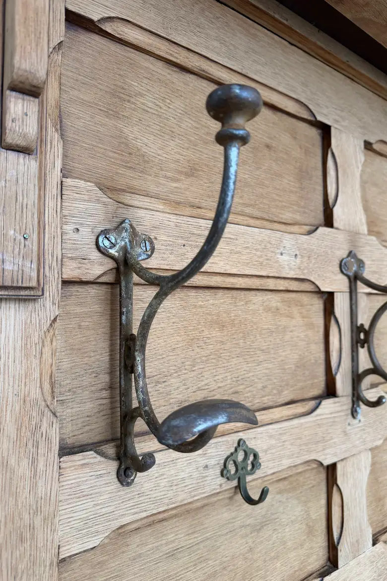 Ancien vestiaire d’entrée en chêne – Début XXe siècle