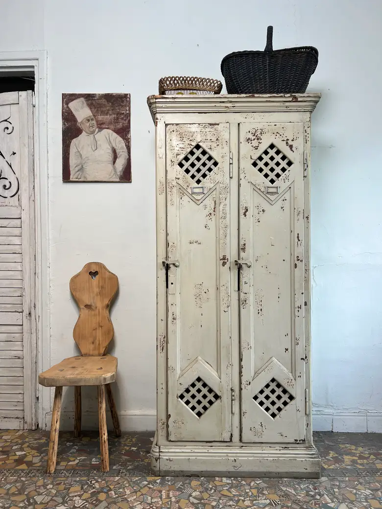 Ancien vestiaire d’usine alsacienne en sapin – Début XXe siècle