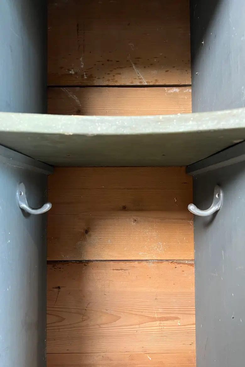 Ancien vestiaire d’usine alsacienne en sapin – Début XXe siècle