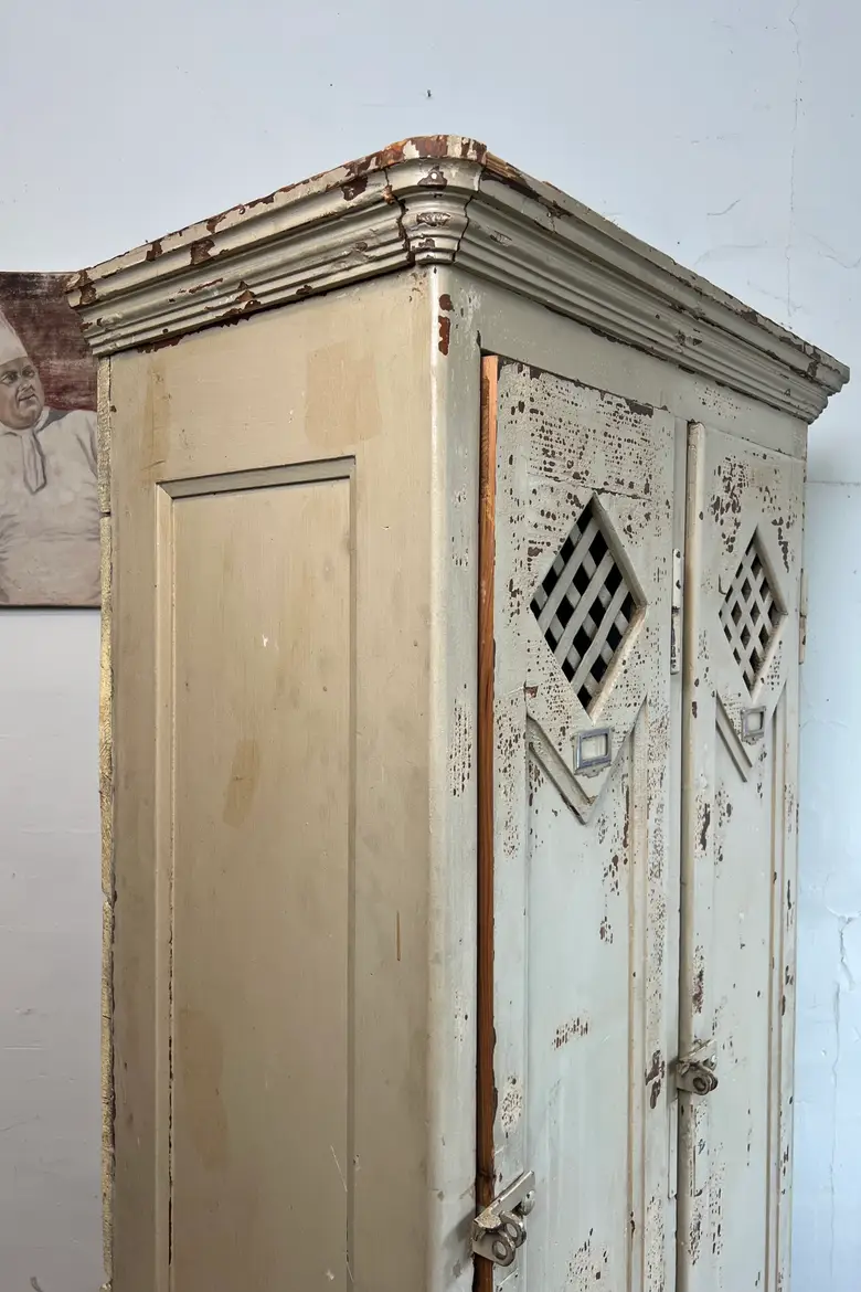 Ancien vestiaire d’usine alsacienne en sapin – Début XXe siècle