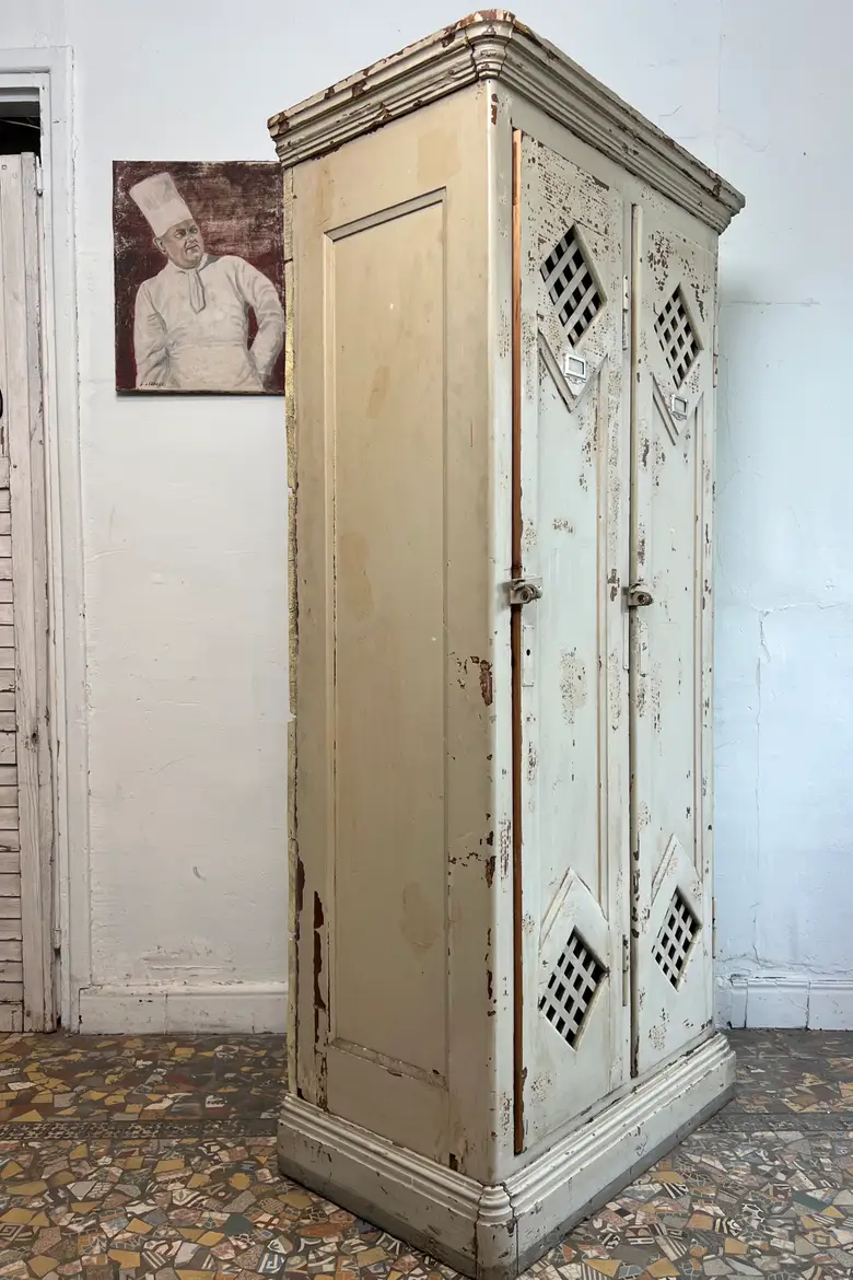 Ancien vestiaire d’usine alsacienne en sapin – Début XXe siècle