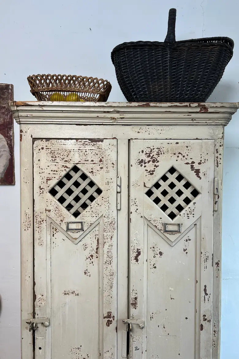 Ancien vestiaire d’usine alsacienne en sapin – Début XXe siècle
