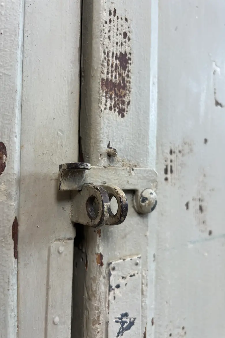 Ancien vestiaire d’usine alsacienne en sapin – Début XXe siècle