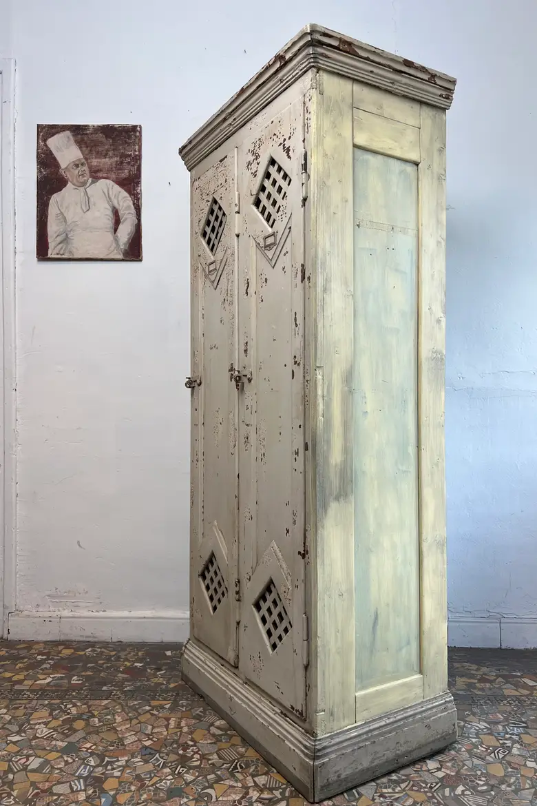 Ancien vestiaire d’usine alsacienne en sapin – Début XXe siècle