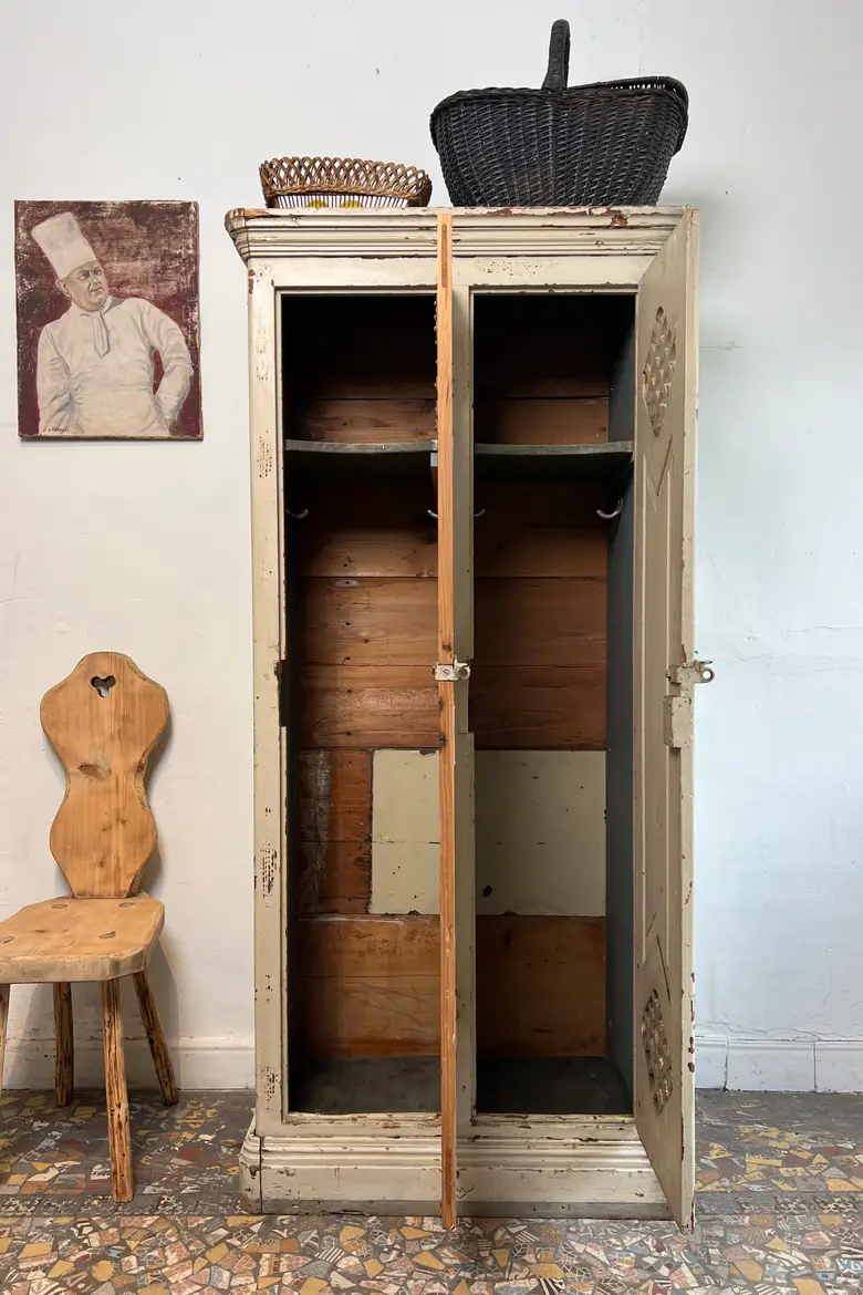 Ancien vestiaire d’usine alsacienne en sapin – Début XXe siècle